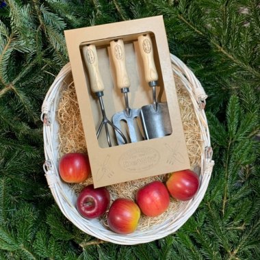 Geschenkkarton mit drei handgeschmiedeten DeWit Handger�ten im Korb mit roten �pfeln