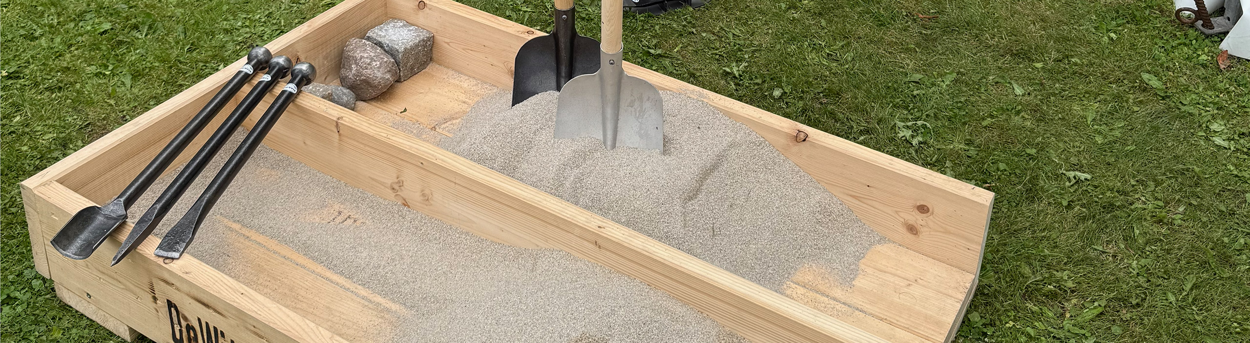 Werkstattumgebung mit professionellen Werkzeugen.