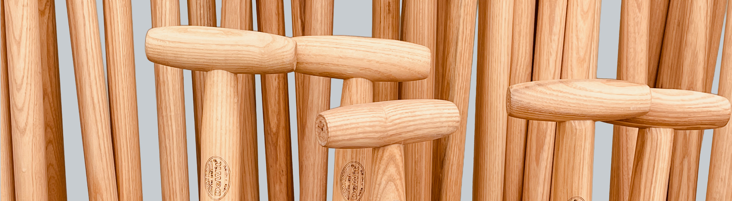 Holzstiele aus Esche f&uuml;r professionelle Schaufeln und Werkzeuge.